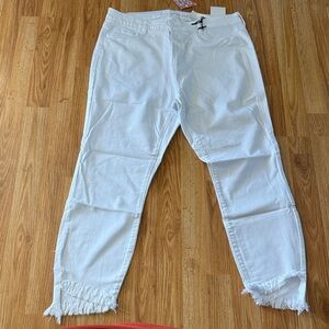 Relaxed Fit White Boyfriend Jeans with Frayed Hem